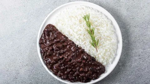 Arroz e feijão aparecem ligados a menos falhas nutricionais, menor custo e menor impacto ambiental em estudo com 46 mil brasileiros