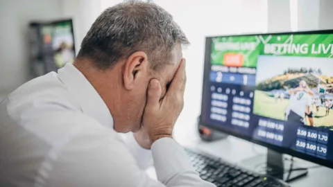 SUS amplia atendimento para problemas com bets e passa de cerca de 600 para até 100 mil teleconsultas por mês, com acesso pelo Meu SUS Digital, até dez sessões iniciais com psicólogo e suporte também para familiares