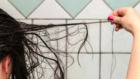 O detalhe depois do banho que pode deixar o cabelo com mais frizz sem você perceber