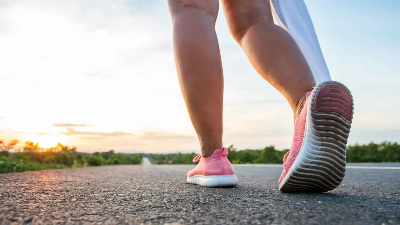 4 mudanças na caminhada diária que fazem o exercício exigir muito mais do corpo