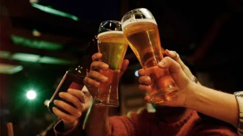 Cerveja pode aumentar o HDL e favorecer os ossos? Estudos encontraram sinais positivos, mas há um alerta importante