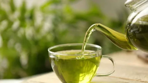Cinco bebidas podem oferecer mais benefícios para a pressão do que o chá verde, e uma delas provavelmente já está na sua geladeira sem que você pense nela como aliada do coração