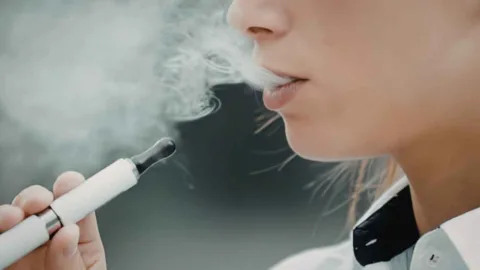 Projeto que prevê multa de quase R$ 3 mil por uso de vape em locais coletivos avança na Assembleia do Paraná
