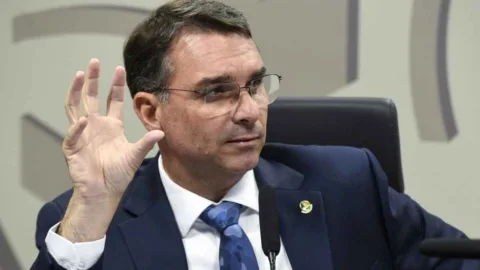 PF investiga fraude que colocou Flávio Bolsonaro como filiado a partido adversário e tenta identificar responsáveis