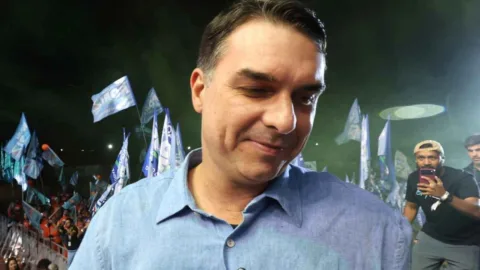 Flávio Bolsonaro justifica ausência no debate, diz que só quer enfrentar Lula e afirma que candidatos presentes “não são meus adversários”