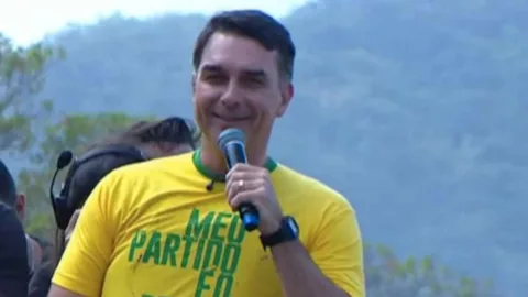 Flávio Bolsonaro lança campanha em Copacabana com ataques a Lula e defesa do legado do pai