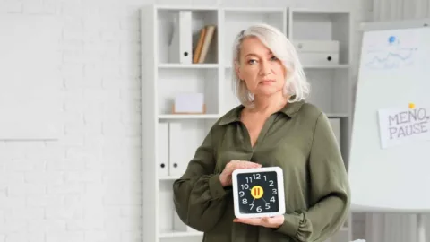 Dormir pouco ou demais após a menopausa pode estar ligado ao ganho de peso, e estudo com 68 mil mulheres mostra por que qualidade do sono também merece atenção na rotina diária
