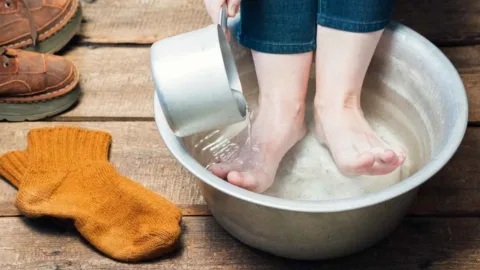 Água morna com sal e bicarbonato nos pés virou ritual de descanso, mas o tempo de molho faz diferença