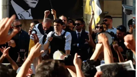 Renan Santos inicia campanha em São Paulo com ataques a Lula e Flávio Bolsonaro