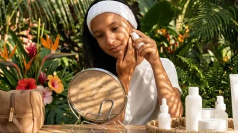 Skincare infantil virou febre nas redes, mas especialistas alertam para riscos de ácidos, retinol e excesso de produtos