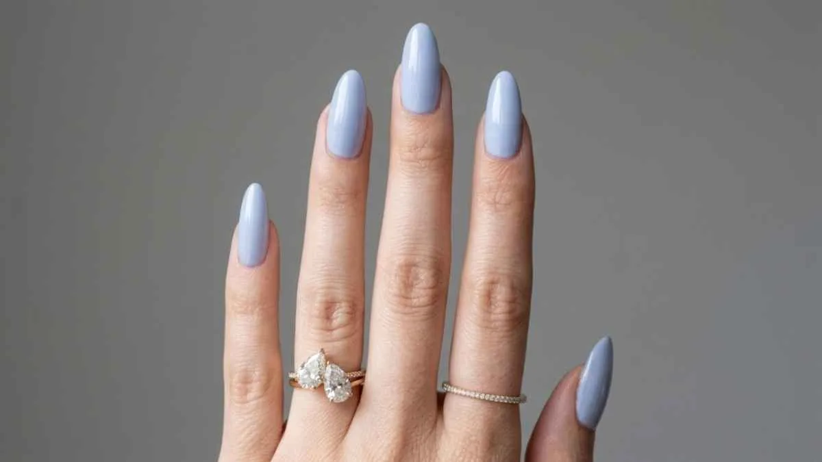 Unhas com efeito de água em azul claro e acabamento brilhante