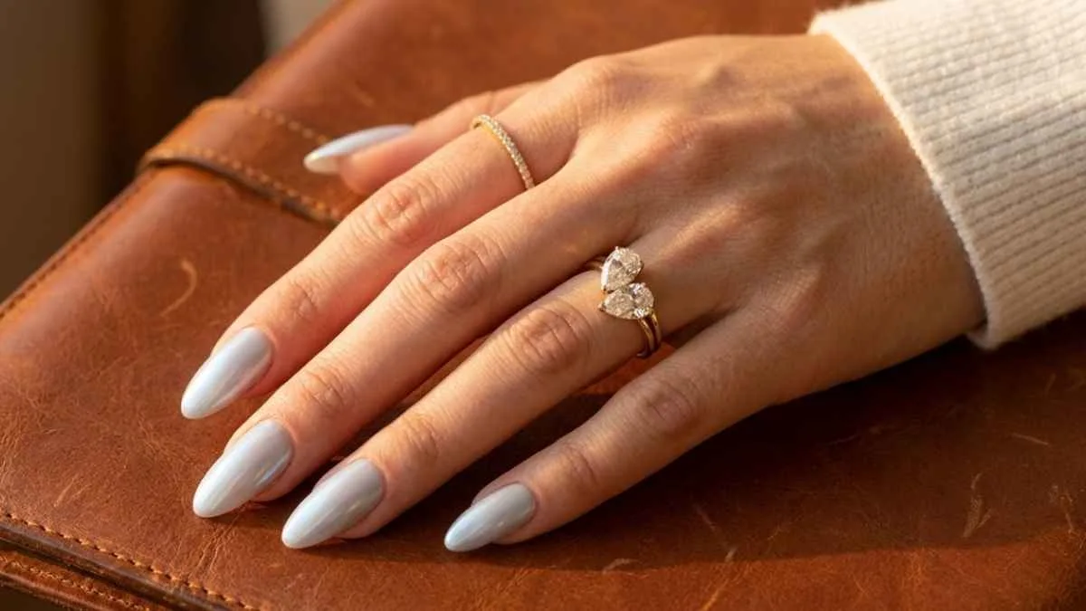 Unhas com efeito azul iridescente inspirado em água e conchas
