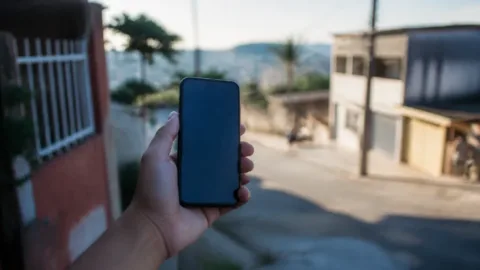 Pessoa usando celular na rua após sair de uma rede Wi-Fi