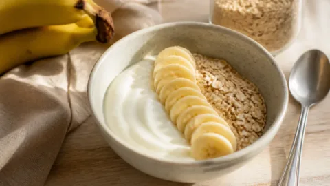 Banana com aveia sustenta por mais tempo? Entenda por que a dupla aparece no café da manhã