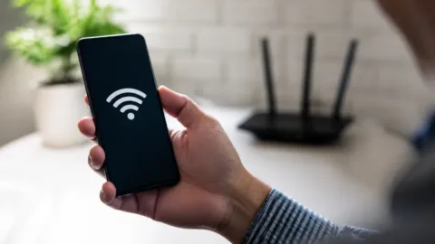 Celular conectado ao Wi-Fi, mas sem internet: o que fazer