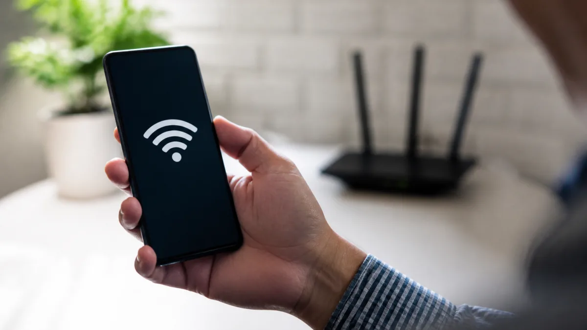Pessoa verificando a conexão Wi-Fi no celular