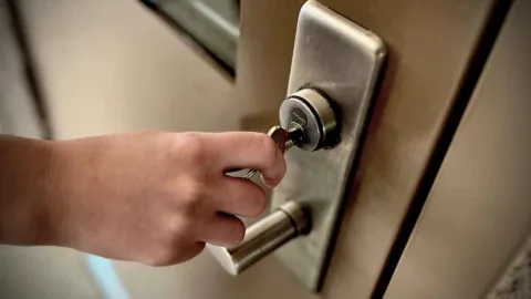 Por que algumas pessoas conferem várias vezes se trancaram a porta?