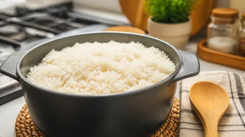 Panela com arroz branco soltinho na cozinha