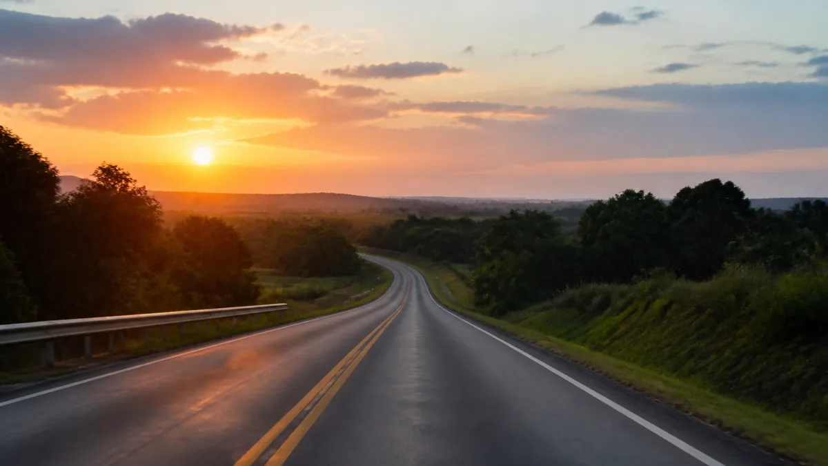 Carro em rodovia tranquila ao amanhecer durante uma viagem