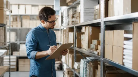 Pessoa analisando produtos em um estoque comercial
