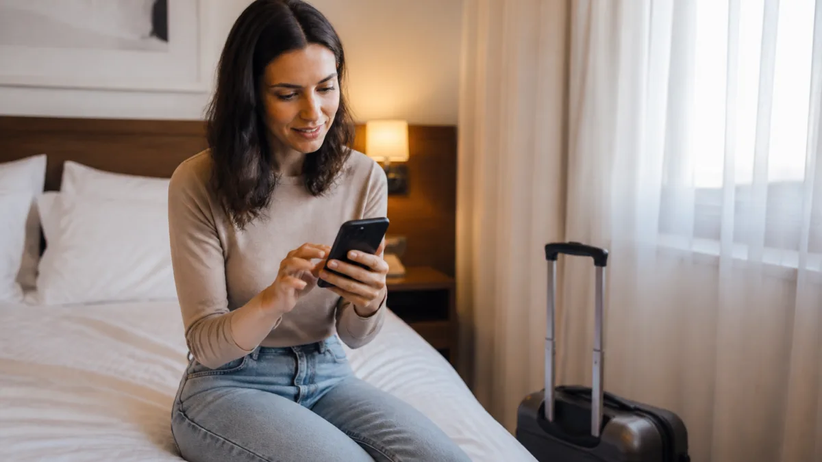 Pessoa lendo avaliações de hotel no celular antes da viagem