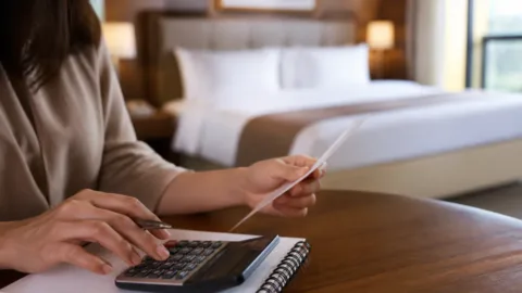 A diária barata do hotel pode sair cara: cobranças que merecem atenção