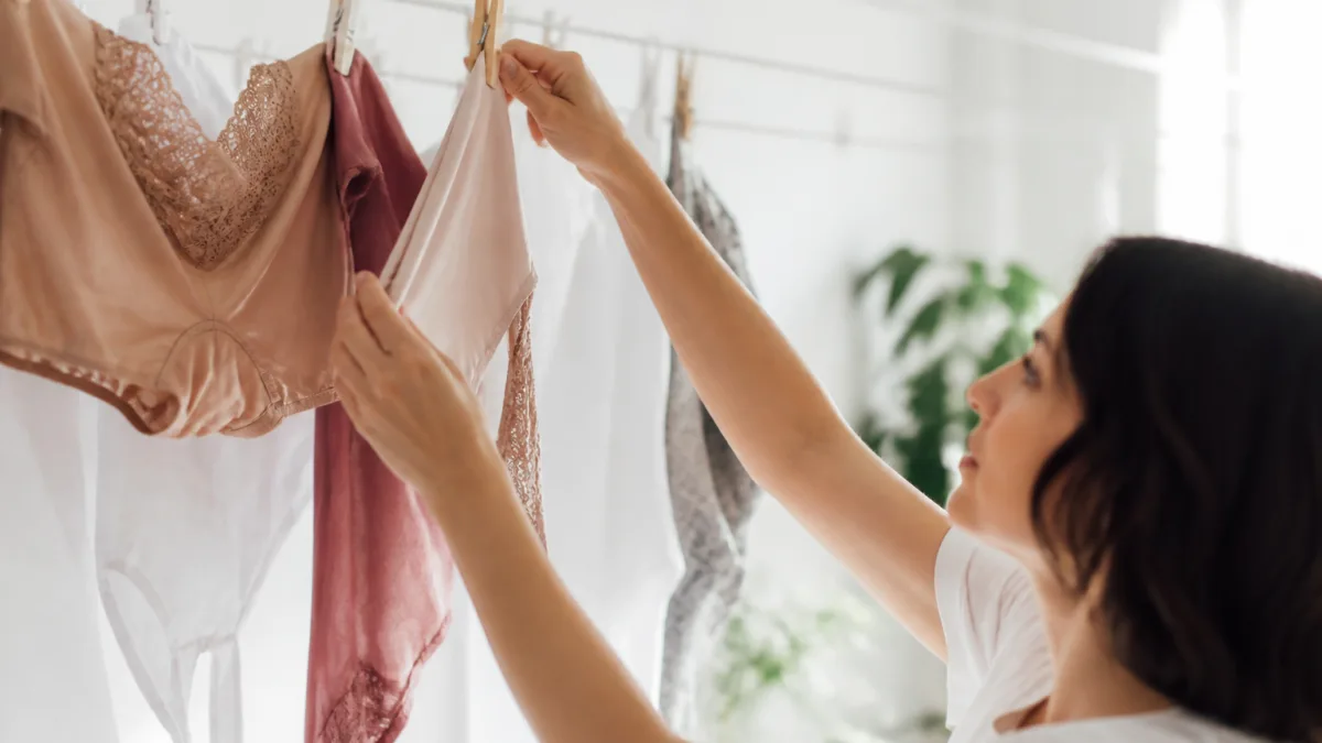 Roupas sendo cuidadas em um varal doméstico