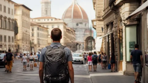 Viajante caminhando em direção a um ponto turístico distante