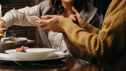 Jantar tarde ou dormir com fome? Veja qual hábito é pior para saúde