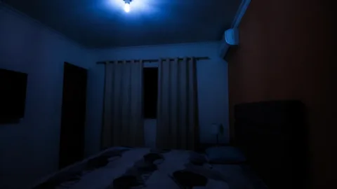 Lâmpada LED emitindo um pequeno clarão em um ambiente escuro