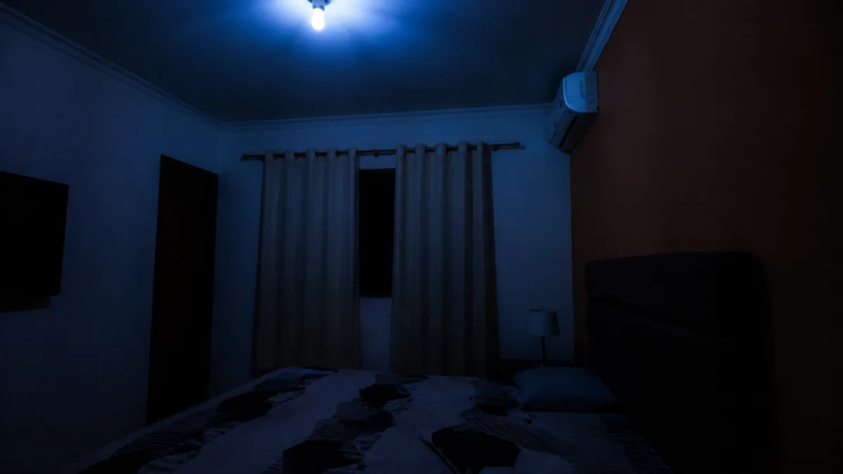 Lâmpada LED emitindo um pequeno clarão em um ambiente escuro