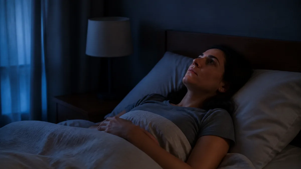 Pessoa pensativa na cama durante a noite