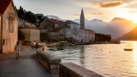 Destino turístico tranquilo ao amanhecer com poucos visitantes
