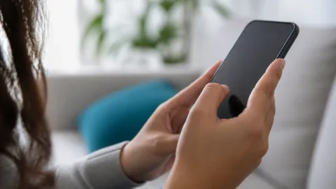 Pessoa conferindo notificações em um celular