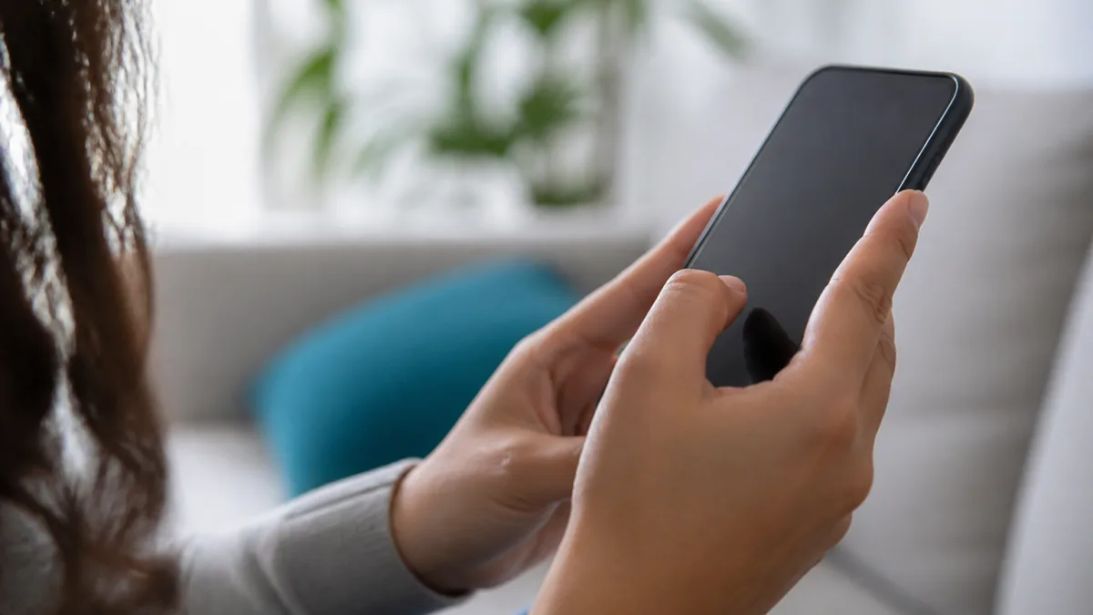 Pessoa conferindo notificações em um celular