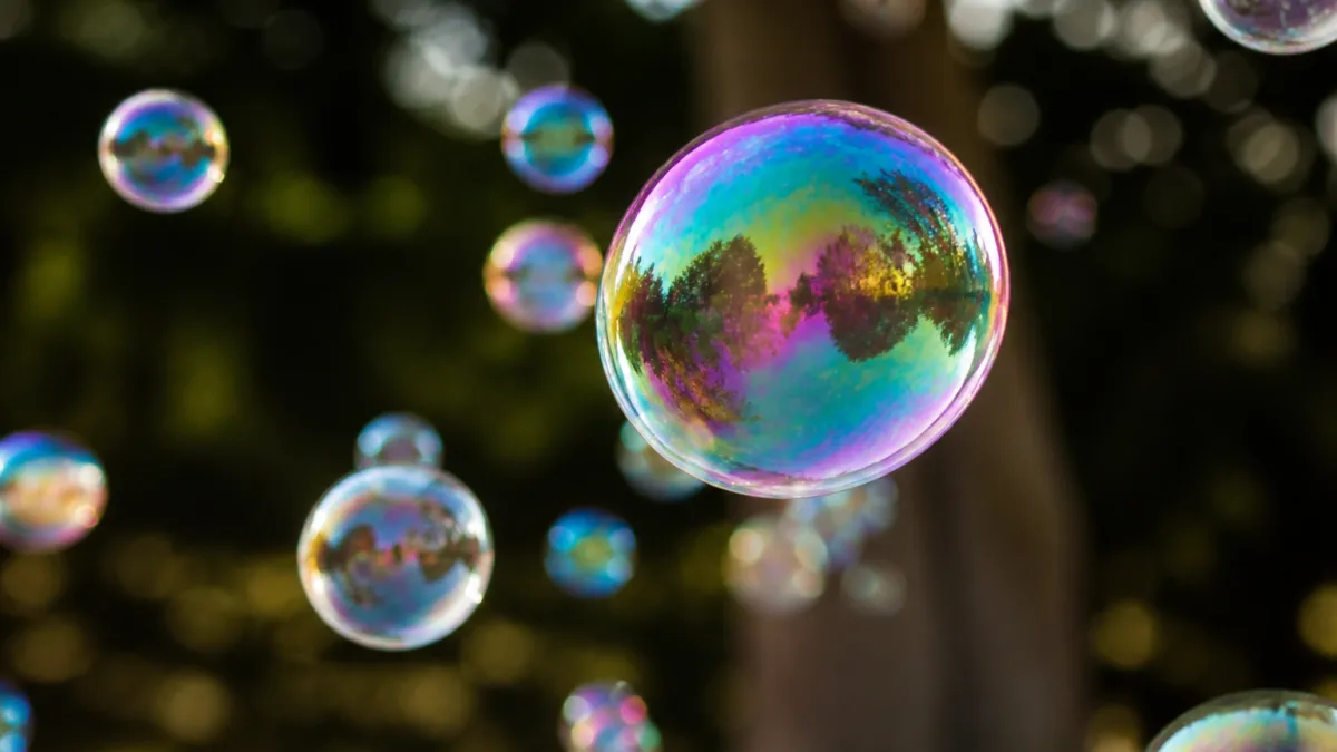 Bolhas de sabão com reflexos coloridos