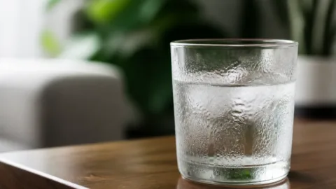 Copo gelado com gotículas de água por fora
