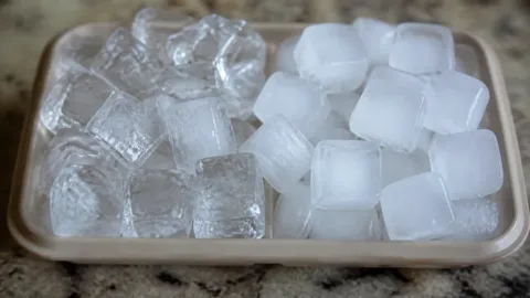 Cubos de gelo transparentes e esbranquiçados lado a lado