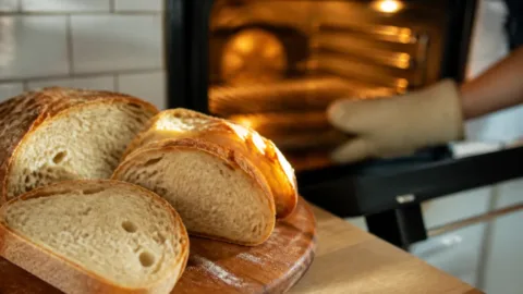 Fatias de pão sendo aquecidas em uma cozinha