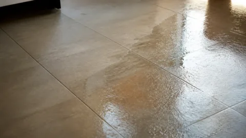 Piso de cerâmica com áreas seca e molhada mostrando diferença de tonalidade