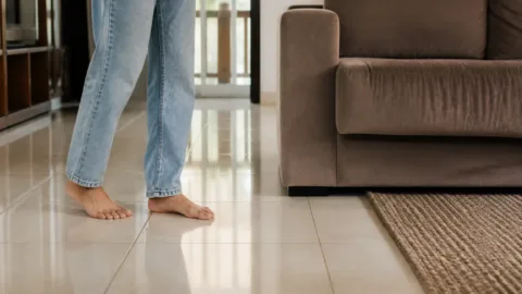 Por que o piso parece mais frio que os móveis, mesmo no mesmo ambiente?