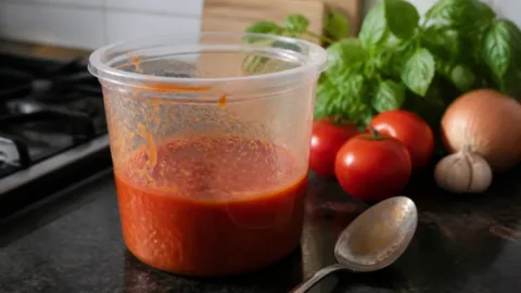 Pote plástico manchado por molho de tomate