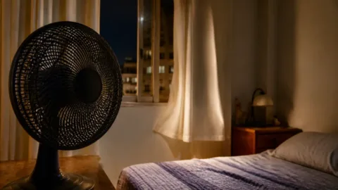 Ventilador ligado em um quarto durante uma noite quente