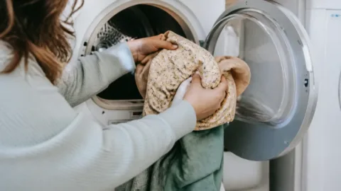 Roupas grudadas ao sair da secadora